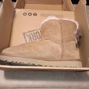 UGG Tan Winter Boots with White Fur Trim - 8
